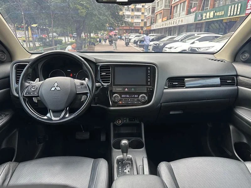 Mitsubishi Outlander — фото 13