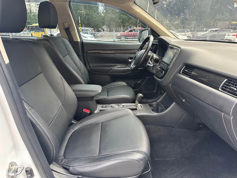 Mitsubishi Outlander — фото 14
