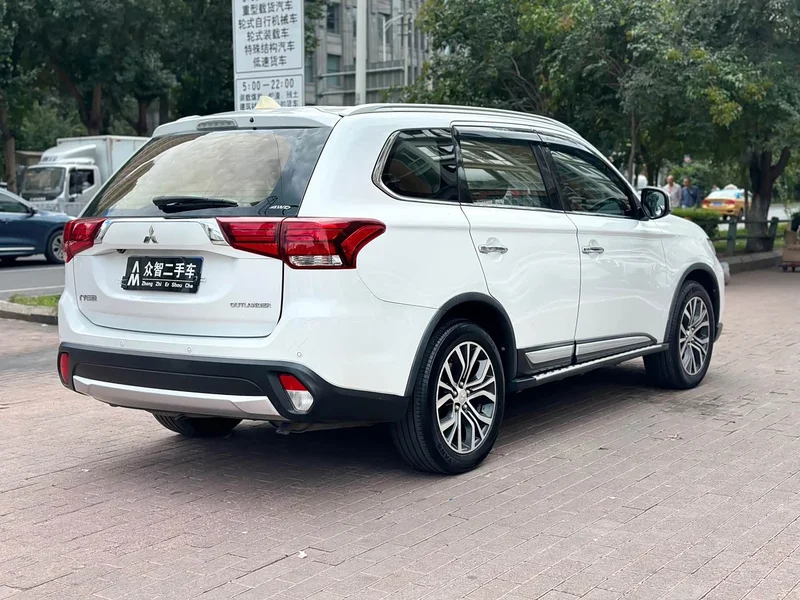 Mitsubishi Outlander — фото 4