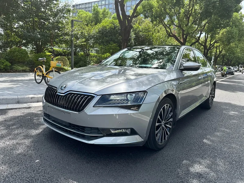 Skoda Superb — фото 1