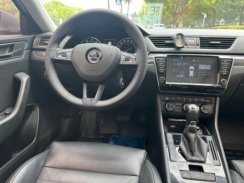 Skoda Superb — фото 11