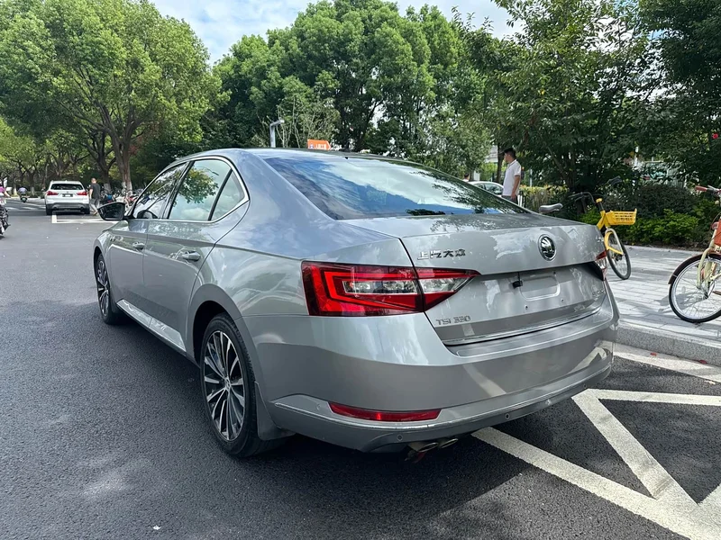 Skoda Superb — фото 8
