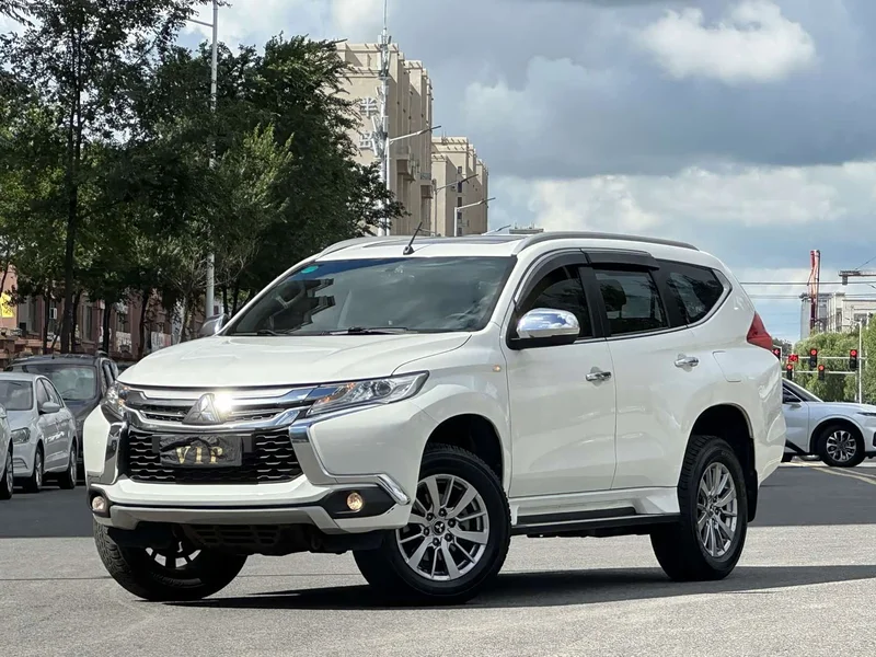 Mitsubishi Pajero Sport (Imported) — фото 1