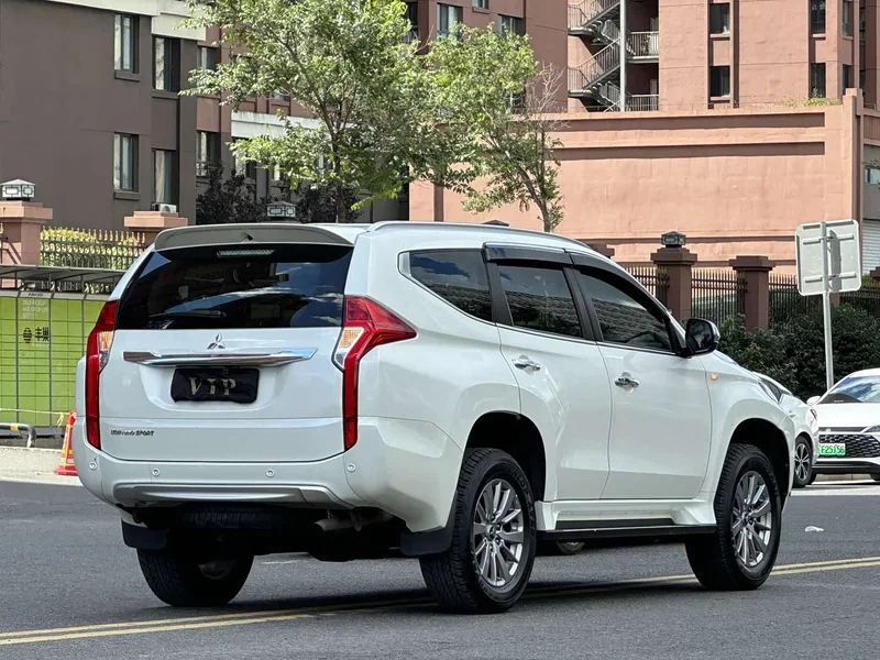 Mitsubishi Pajero Sport (Imported) — фото 6