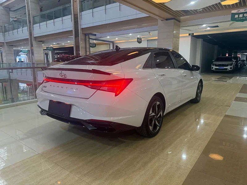Hyundai Elantra — фото 3