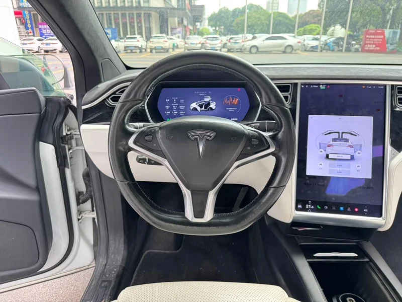 Tesla Model X — фото 4