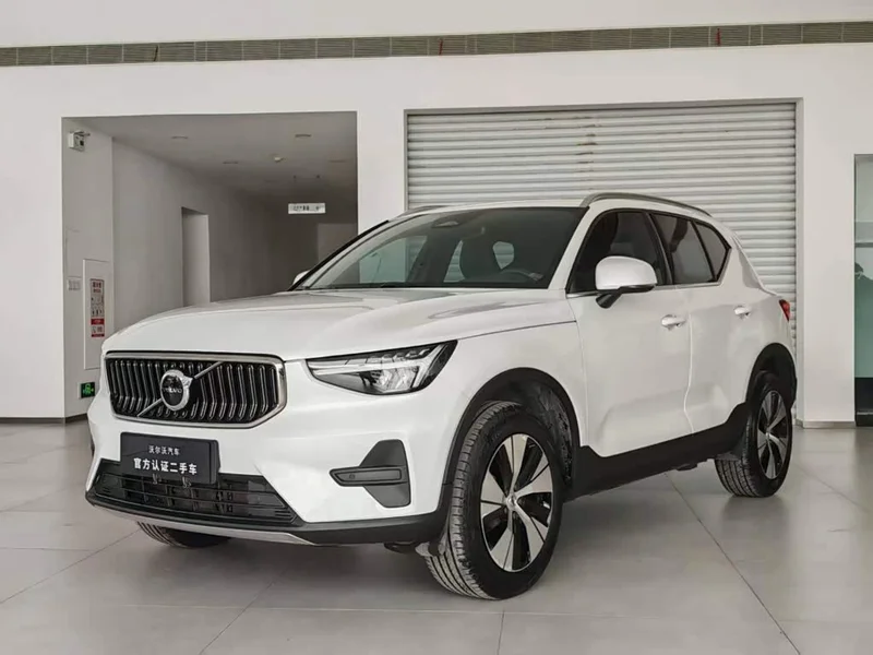 Volvo XC40 — фото 1