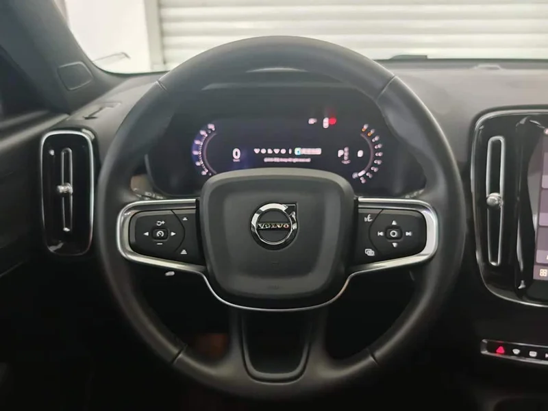 Volvo XC40 — фото 11