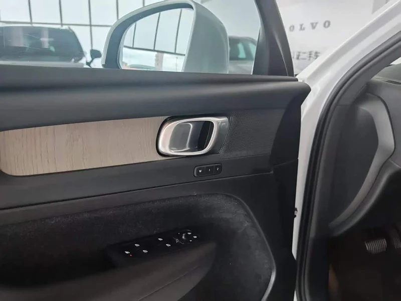 Volvo XC40 — фото 13