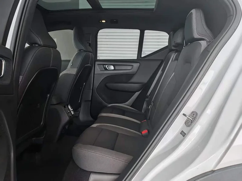 Volvo XC40 — фото 14
