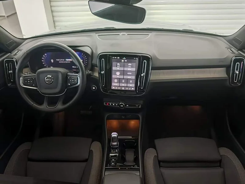 Volvo XC40 — фото 15