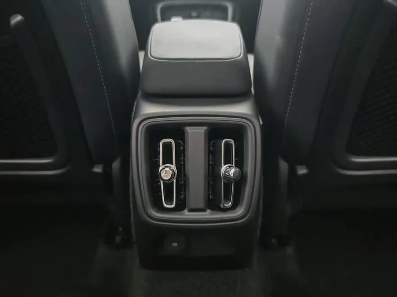 Volvo XC40 — фото 17