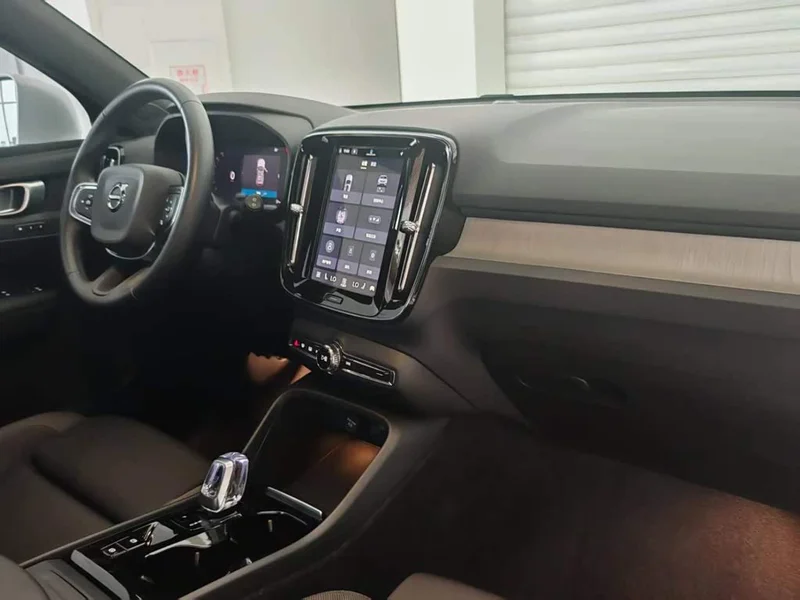 Volvo XC40 — фото 23