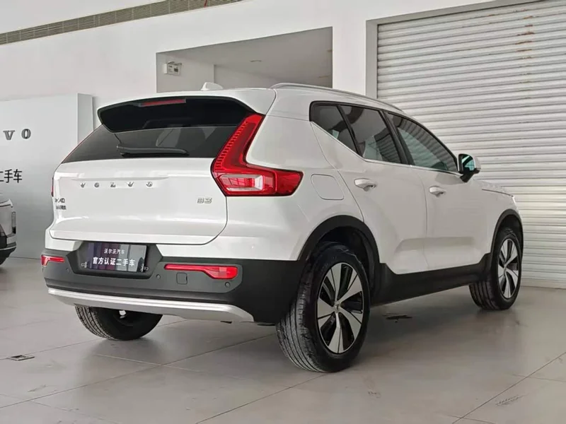 Volvo XC40 — фото 8