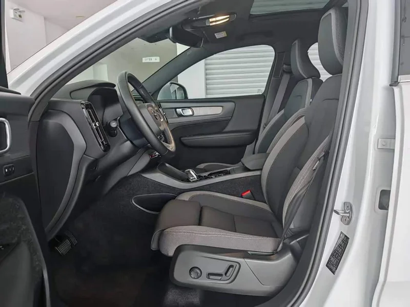 Volvo XC40 — фото 10