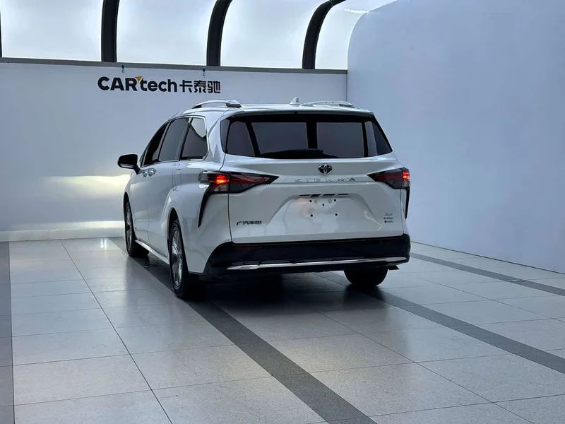 Toyota Sienna — фото 2