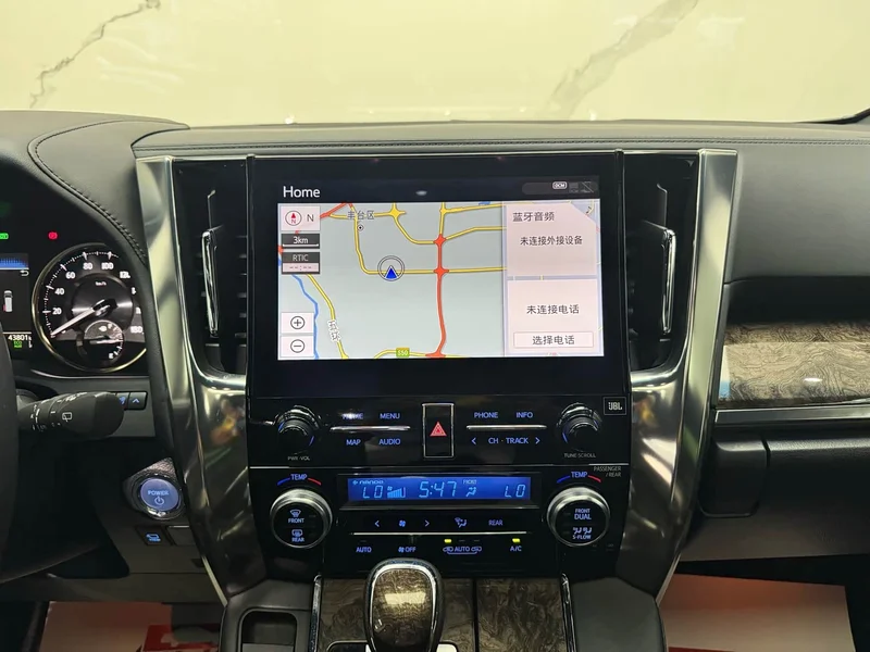 Toyota Alphard — фото 11