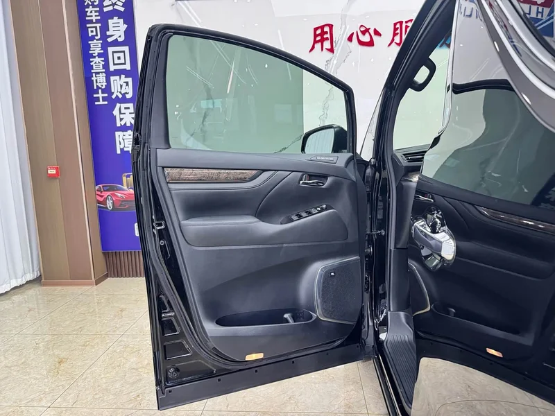 Toyota Alphard — фото 16