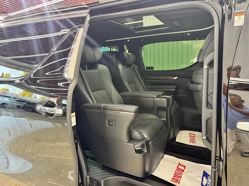 Toyota Alphard — фото 18