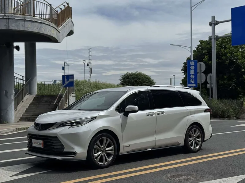 Toyota Sienna — фото 1