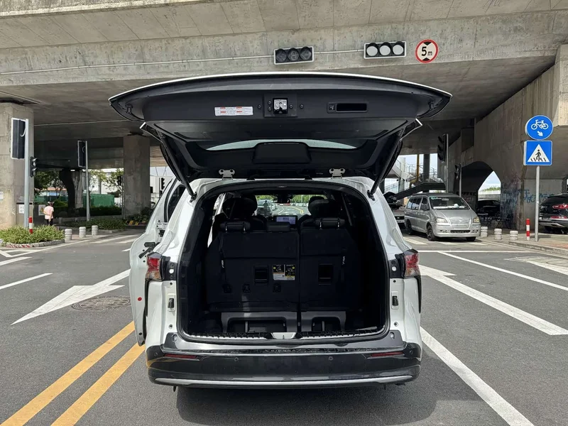 Toyota Sienna — фото 11