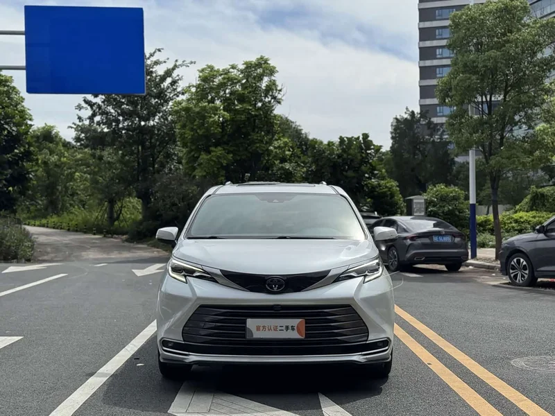 Toyota Sienna — фото 2