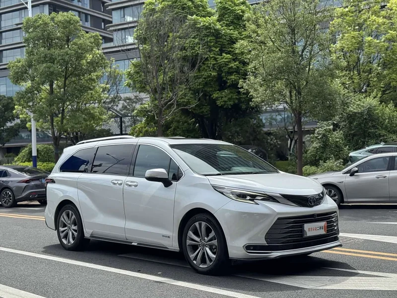 Toyota Sienna — фото 3