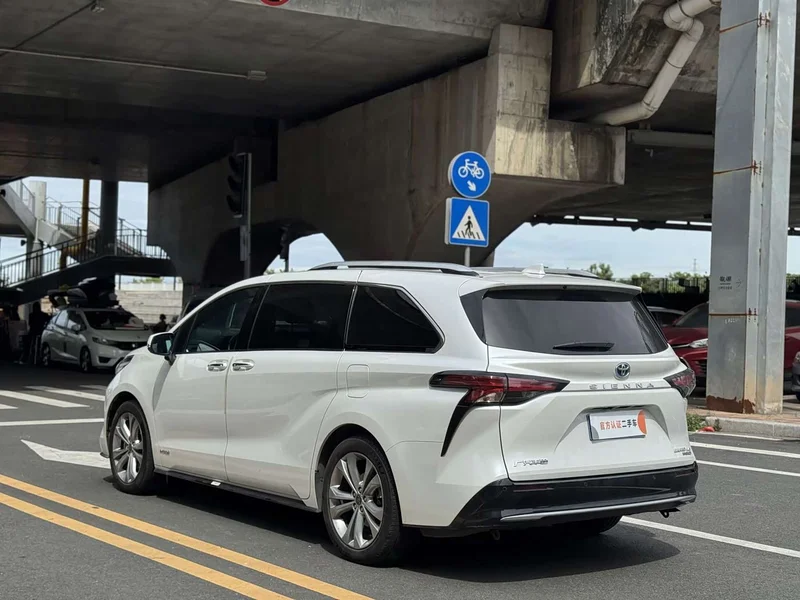Toyota Sienna — фото 4
