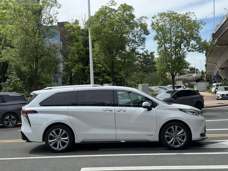 Toyota Sienna — фото 7