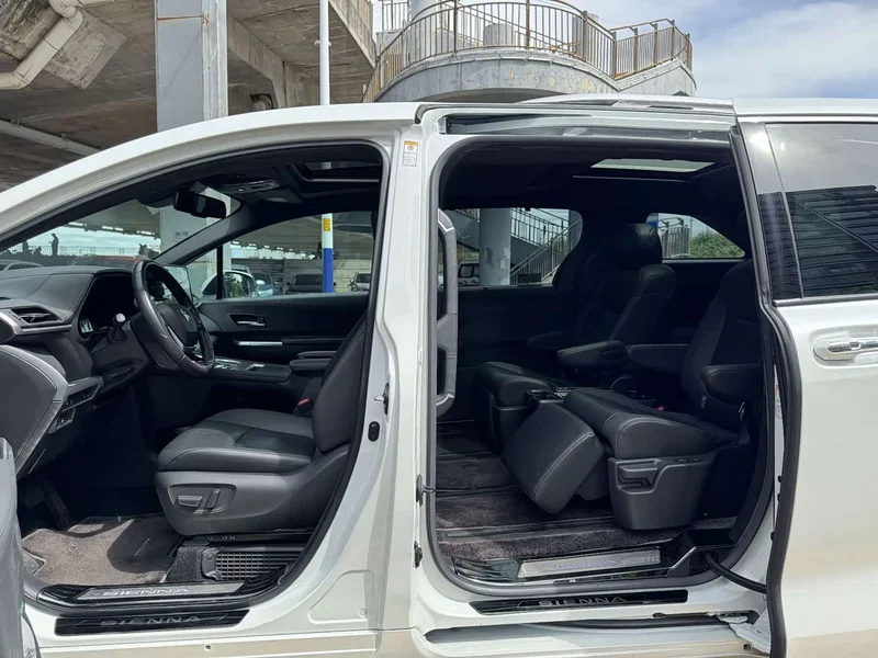Toyota Sienna — фото 10