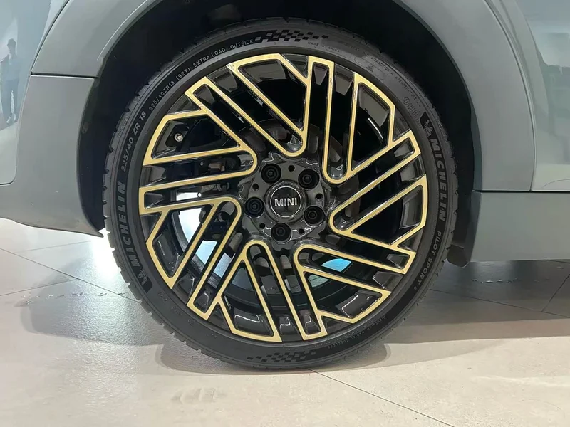 MINI CLUBMAN — фото 10