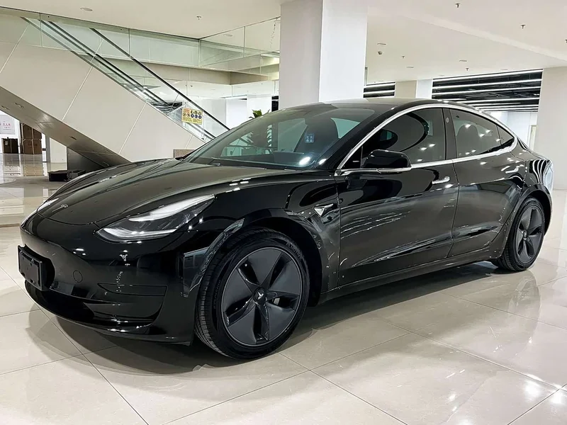 Tesla Model 3 — фото 1