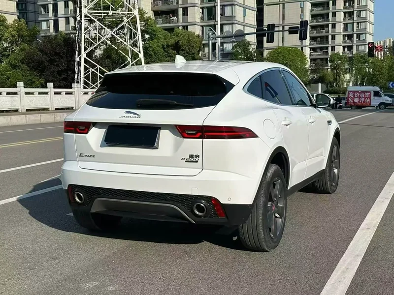 Jaguar E-PACE — фото 9