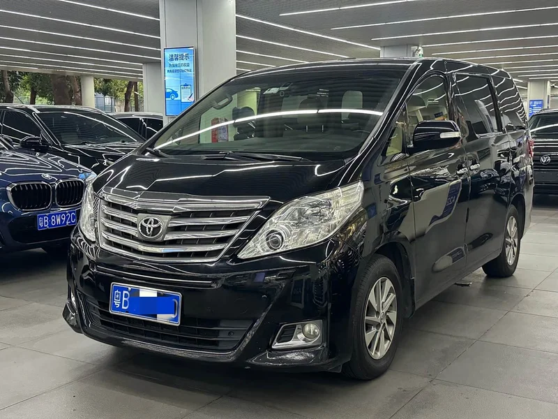 Toyota Alphard — фото 1