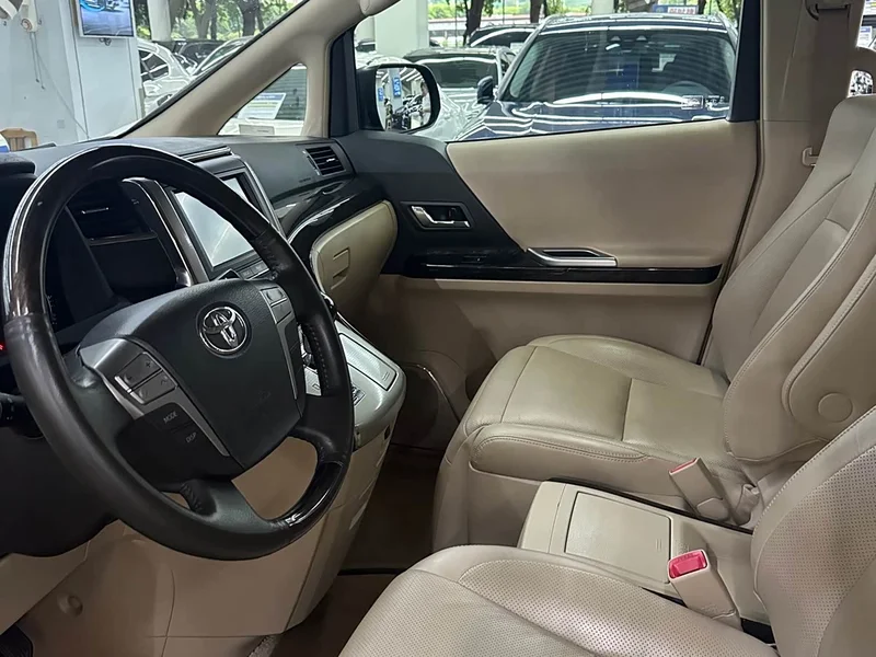 Toyota Alphard — фото 4