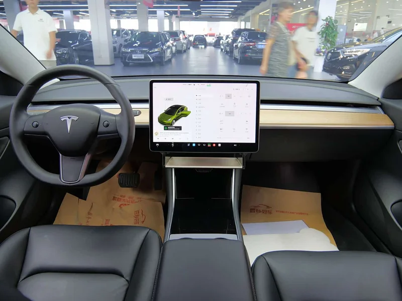 Tesla Model 3 — фото 12