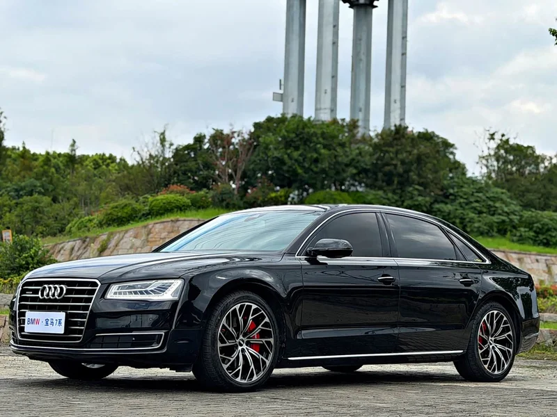 Audi A8 — фото 1