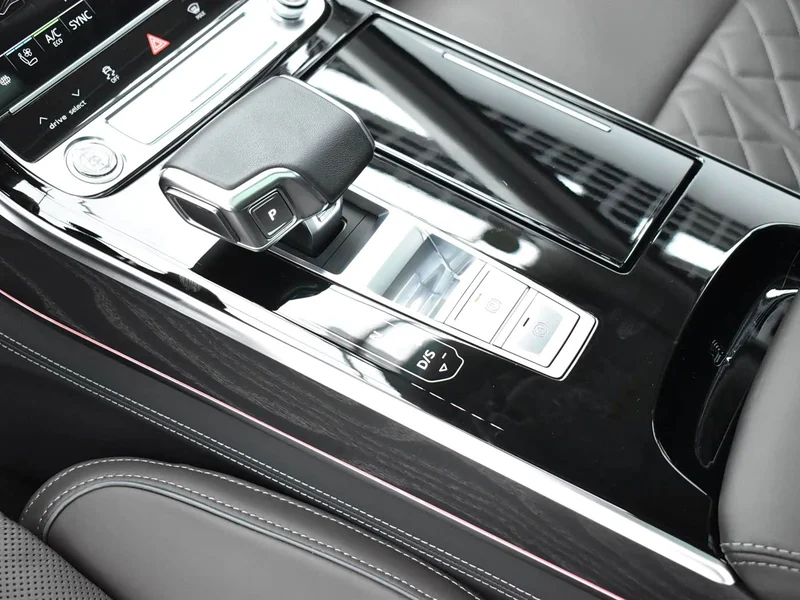Audi A8 — фото 13