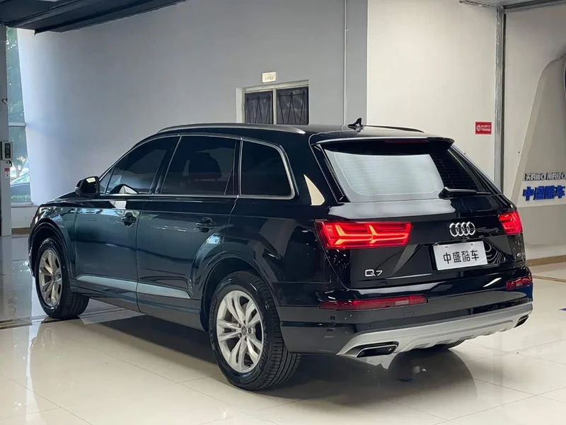 Audi Q7 — фото 26
