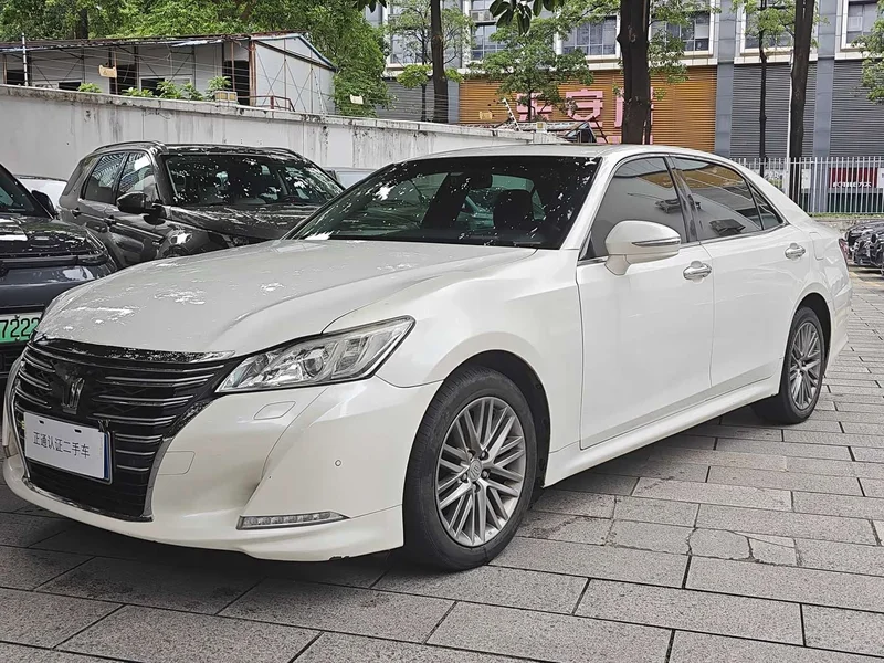 Toyota Crown — фото 1