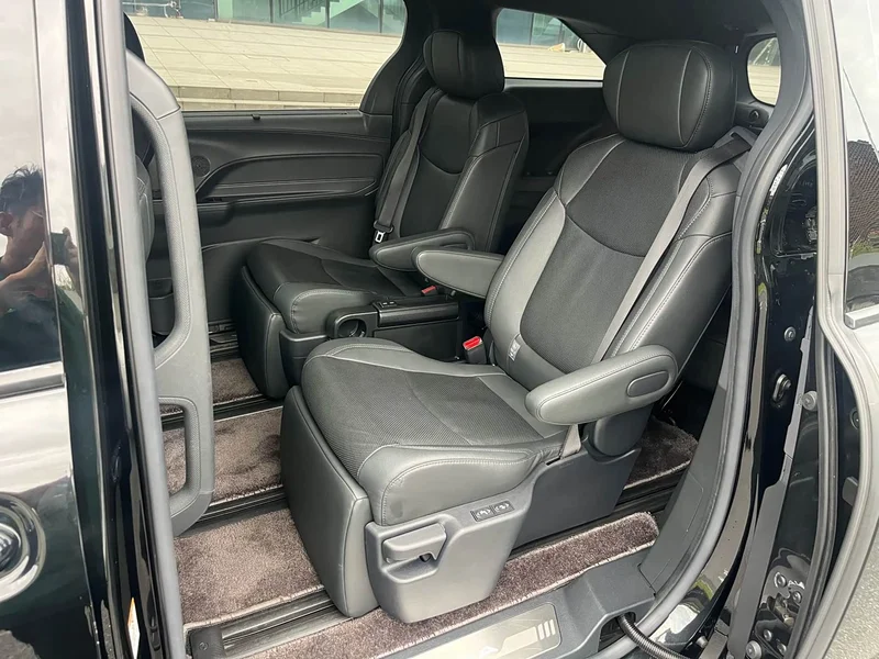 Toyota Sienna — фото 11