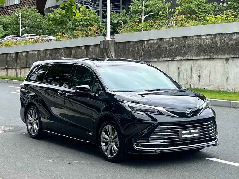 Toyota Sienna — фото 2