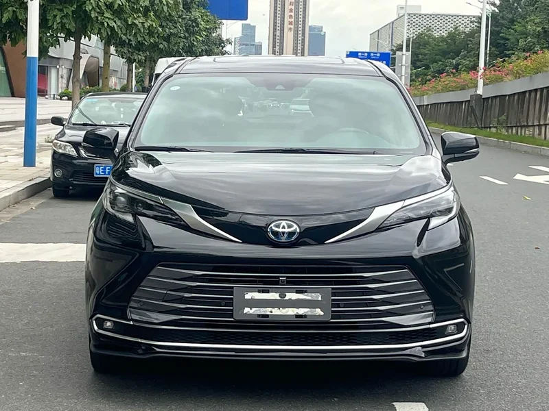 Toyota Sienna — фото 3