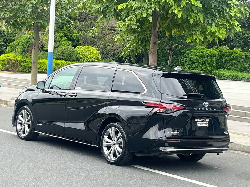 Toyota Sienna — фото 4