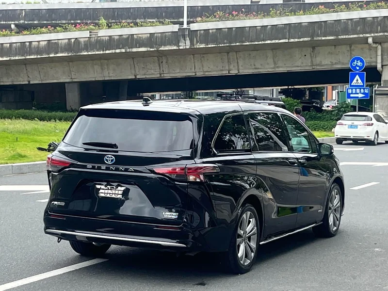 Toyota Sienna — фото 5