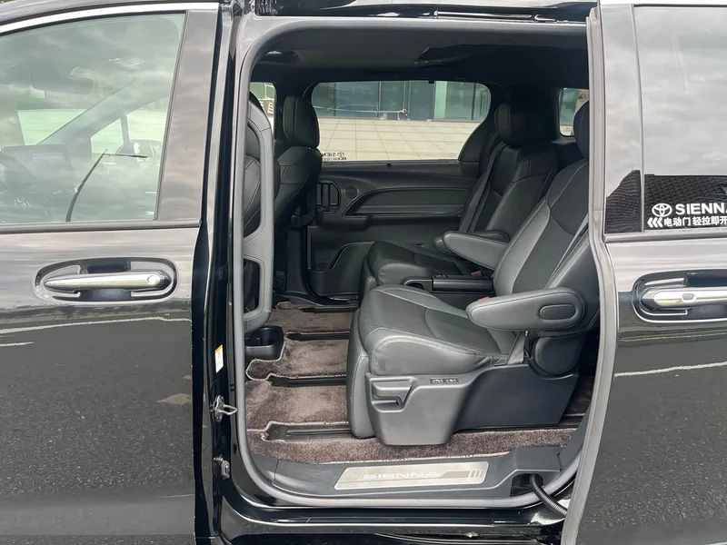 Toyota Sienna — фото 10
