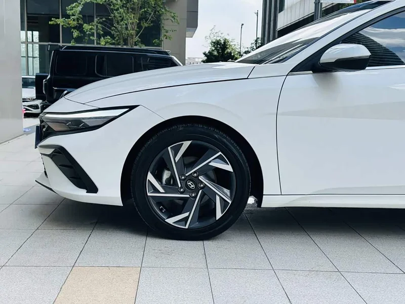 Hyundai Elantra — фото 20