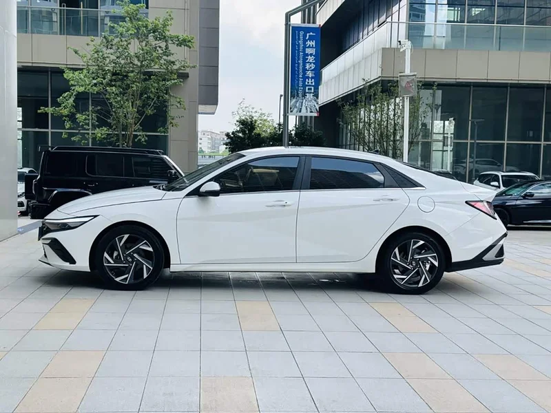 Hyundai Elantra — фото 4