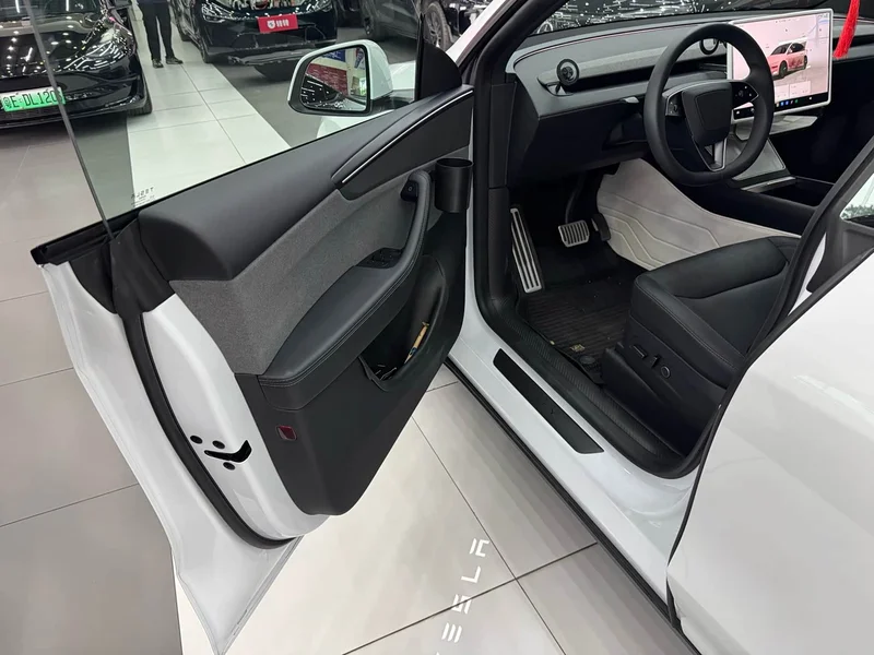 Tesla Model Y — фото 15
