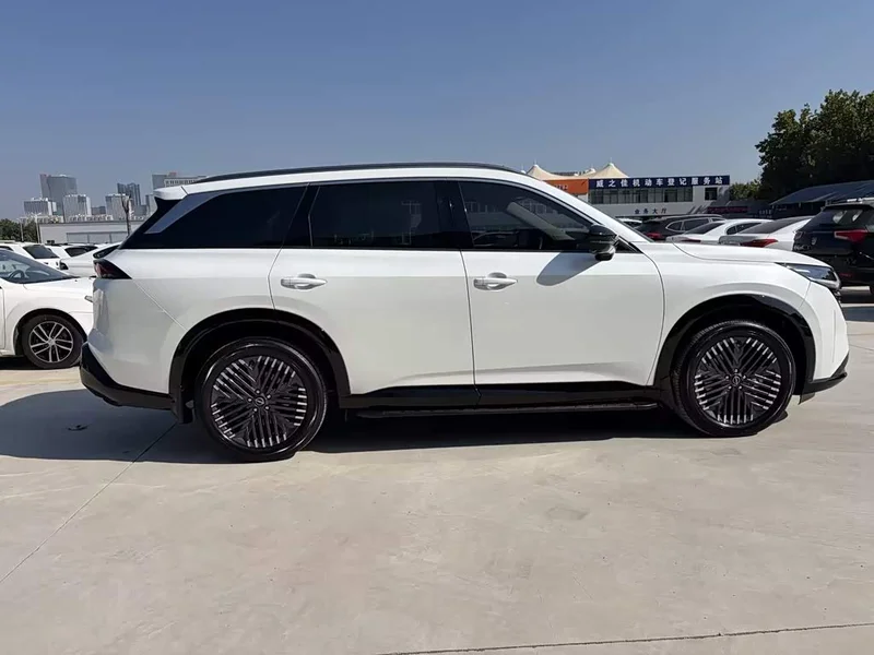 Nissan Pathfinder — фото 5